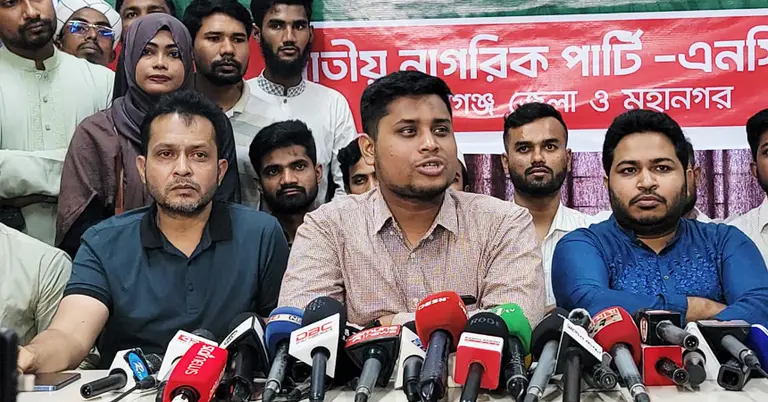 চাষারায় জেলা ও মহানগর কার্যালয় উদ্বোধন শেষে কথা বলছেন হাসনাত